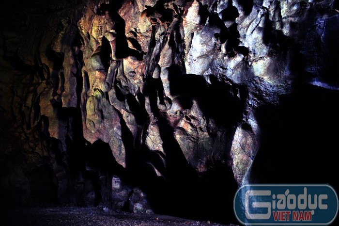Những hốc đá trong hang lồi lõm làm liên tưởng đến những hình mặt người năm xưa đang đau đớn, quằn quại kêu cứu